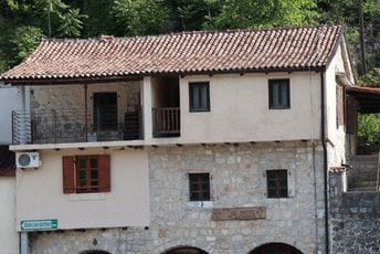 Nije izbjegla devastatorsku sudbinu: Kuća Sv. Petra na Rijeci Crnojevića Nije izbjegla devastatorsku sudbinu: Kuća Sv. Petra na Rijeci Crnojevića