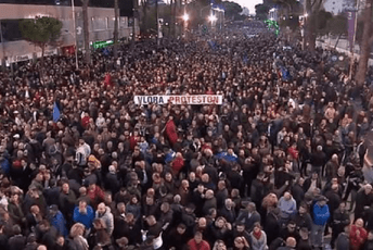 Tirana: Demonstranti se potukli s policijom Tirana: Demonstranti se potukli s policijom