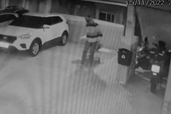 Bivši MMA borac ubio suprugu, kamere snimile kako je u kolicima iznio njeno tijelo Trenutak kada je iznio tijelo supruge