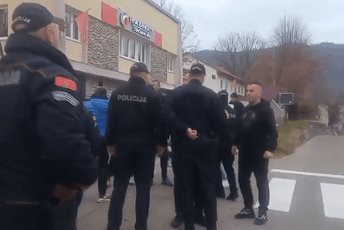 Sukobile se dvije grupe na ulicama Šavnika, policija spriječila veći incident (Video) Sukobile se dvije grupe na ulicama Šavnika, policija spriječila veći incident (Video)