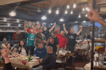 Pogledajte kako crnogorski navijači čekaju večerašnji duel u Skoplju (Video) Pogledajte kako crnogorski navijači čekaju večerašnji duel u Skoplju (Video)