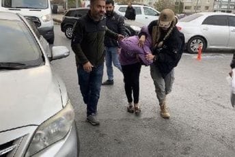 Žena osumnjičena za napad u Istanbulu priznala da je bila na obuci i da je ušla iz Sirije, objavljen snimak hapšenja Žena osumnjičena za napad u Istanbulu priznala da je bila na obuci i da je ušla iz Sirije, objavljen snimak hapšenja