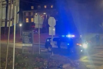 Troje mrtvih na univerzitetu u SAD, napadač u bjekstvu, naoružan je i opasan Troje mrtvih na univerzitetu u SAD, napadač u bjekstvu, naoružan je i opasan