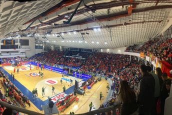 Počeo meč protiv Litvanije: "Morača" je krcata, pogledajte kako je bilo tokom intoniranja himne (VIDEO) Počeo meč protiv Litvanije: "Morača" je krcata, pogledajte kako je bilo tokom intoniranja himne (VIDEO)