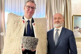 Vučić obukao čečensku nošnju na sastanku sa savjetnikom Kadirova Vučić obukao čečensku nošnju na sastanku sa savjetnikom Kadirova