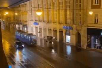 (VIDEO) Akcione scene za "Canary Black": Automobil se prevrnuo nakon sudara s tramvajem u Zagrebu (VIDEO) Akcione scene za "Canary Black": Automobil se prevrnuo nakon sudara s tramvajem u Zagrebu