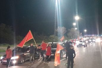 Rijeke kola slivaju se ka Podgorici: Na protest stižu građani svih krajeva Crne Gore (FOTO / VIDEO) Rijeke kola slivaju se ka Podgorici: Na protest stižu građani svih krajeva Crne Gore (FOTO / VIDEO)
