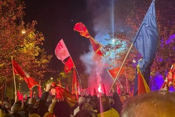 Ima nas: Pogledajte još malo atmosfere sa sinoćnjeg protesta (FOTO)