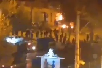 Ne jenjava bijes u Iranu: Spaljena Homeinijeva rodna kuća? (VIDEO) Ne jenjava bijes u Iranu: Spaljena Homeinijeva rodna kuća? (VIDEO)