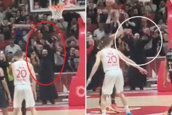 Nadrealne scene u Beogradu: Košarkaše Asvela ometao - pop u mantiji Nadrealne scene u Beogradu: Košarkaše Asvela ometao - pop u mantiji