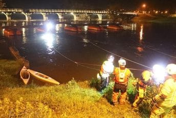 U Karlovcu se otkačio pontonski most, hvatali ga vatrogasci U Karlovcu se otkačio pontonski most, hvatali ga vatrogasci