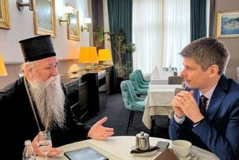"Govorili o situaciji u Crnoj Gori": Joanikije se sastao sa francuskim ultradesničarem koji vodi upravu u Vladi Srbije "Govorili o situaciji u Crnoj Gori": Joanikije se sastao sa francuskim ultradesničarem koji vodi upravu u Vladi Srbije