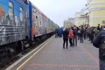 U oslobođeni Herson stigao prvi putnički voz iz Kijeva od početka rata (VIDEO) U oslobođeni Herson stigao prvi putnički voz iz Kijeva od početka rata (VIDEO)