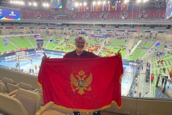 Za Crnu Goru navija i bivši slovenački ministar: Na utakmici bio sa našom zastavom, poručuje - ima nas i u Ljubljani Za Crnu Goru navija i bivši slovenački ministar: Na utakmici bio sa našom zastavom, poručuje - ima nas i u Ljubljani