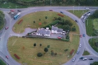 Već 40 godina žive u kružnom toku: Super je, nema komšija da nam zalaze u privatnost Već 40 godina žive u kružnom toku: Super je, nema komšija da nam zalaze u privatnost