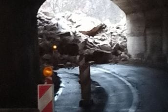 Veliki odron u blizini Gostuna, saobraćaj obustavljen Veliki odron u blizini Gostuna, saobraćaj obustavljen