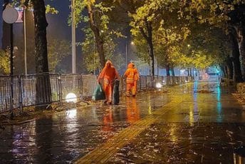 Podgorica: Gradske službe od sinoć saniraju posljedice nevremena (Foto) Podgorica: Gradske službe od sinoć saniraju posljedice nevremena (Foto)