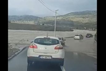Izlila se i Cijevna, rijeka poplavila put (VIDEO) Izlila se i Cijevna, rijeka poplavila put (VIDEO)