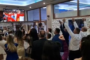 "Ti si naša prva ljubav": Pobjeda lavica slavila se i na svadbi u Nikšiću (VIDEO) "Ti si naša prva ljubav": Pobjeda lavica slavila se i na svadbi u Nikšiću (VIDEO)