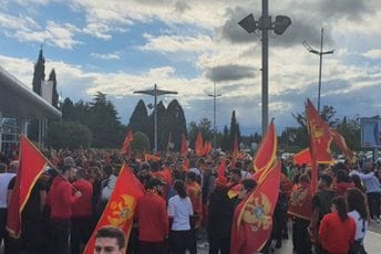 Brojni navijači dočekali bronzane rukometašice, sjutra velika proslava (FOTO/VIDEO) Brojni navijači dočekali bronzane rukometašice, sjutra velika proslava (FOTO/VIDEO)