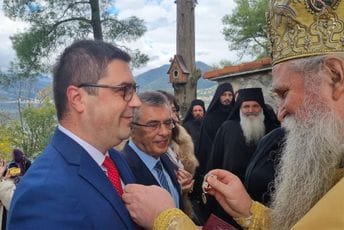 "Za djelatnu ljubav prema SPC": Joanikije odlikovao Rovčanina, Đukanovića i članove Borda Rudnika uglja "Za djelatnu ljubav prema SPC": Joanikije odlikovao Rovčanina, Đukanovića i članove Borda Rudnika uglja