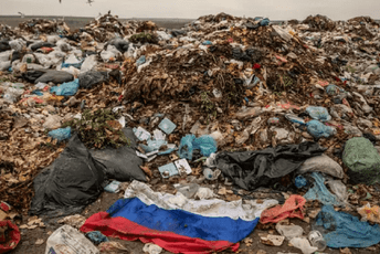 Guardian: Rusi na deponijima palili tijela svojih vojnika da bi zataškali gubitke Ruska zastava u blatu deponije u Hersonu