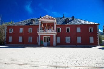 Bizarno: Dvor na Cetinju predstavljaju kao srpski i u - kuvaru Bizarno: Dvor na Cetinju predstavljaju kao srpski i u - kuvaru