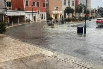 (FOTO/VIDEO) Haos u Hrvatskoj: Orkanski vjetar u Dalmaciji, potop u Rijeci, Puli, Rovinju...