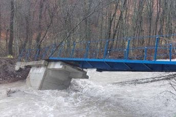 Nabujala Opasanica nosi sve pred sobom: Srušen most, ugrožena domaćinstva Nabujala Opasanica nosi sve pred sobom: Srušen most, ugrožena domaćinstva