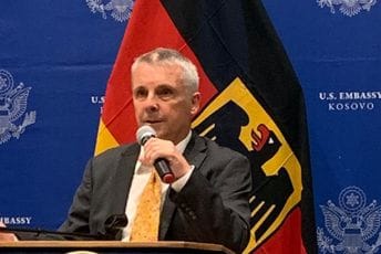 Njemački ambasador na Kosovu: Besmisleno pogoršavati situaciju zbog tablica Njemački ambasador na Kosovu: Besmisleno pogoršavati situaciju zbog tablica