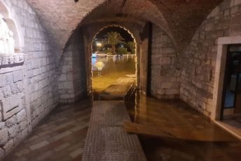 Kotor: Poplavljene saobraćajnice, na glavna gradska vrata ulazi se preko pontona Kotor: Poplavljene saobraćajnice, na glavna gradska vrata ulazi se preko pontona