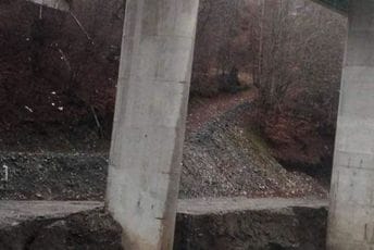 Bujične vode odnijele dio nasipa na autoputu, Monteput: Stabilnost mosta nije ugrožena Bujične vode odnijele dio nasipa na autoputu, Monteput: Stabilnost mosta nije ugrožena