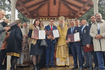 Đukanoviću i Rovčaninu ordeni od Joanikija zbog milionskih ulaganja u Crkvu Srbije Đukanoviću i Rovčaninu ordeni od Joanikija zbog milionskih ulaganja u Crkvu Srbije