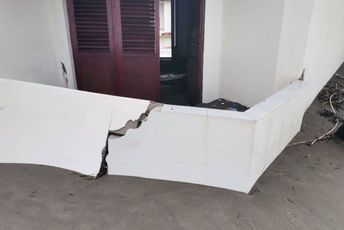 Voda se povlači, ostaju kućice pune pijeska Voda se povlači, ostaju kućice pune pijeska