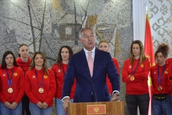 Đukanović: Hvala vam što ste opet visoko uzdigli crnogorsku državnu zastavu Đukanović: Hvala vam što ste opet visoko uzdigli crnogorsku državnu zastavu