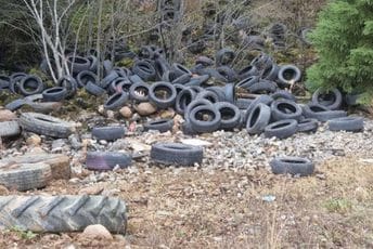 Rožaje: Automobilske gume odložene na obalu rijeke Grahovača Rožaje: Automobilske gume odložene na obalu rijeke Grahovača