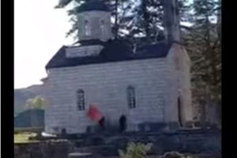 UP: Saslušane maloljetnice koje su skinule zastavu sa crkve na Ćipuru UP: Saslušane maloljetnice koje su skinule zastavu sa crkve na Ćipuru