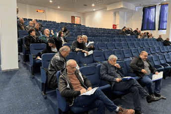 Andrijevica: Potpredsjednik iz DF-a okupio pristalice i spriječio svoju smjenu Andrijevica: Potpredsjednik iz DF-a okupio pristalice i spriječio svoju smjenu