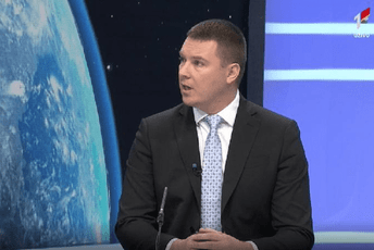 Adžić: Knežević može nositi oružje, ali će za to biti sankcionisan kao i svaki drugi građanin koji nelegalno nosi oružje Adžić: Knežević može nositi oružje, ali će za to biti sankcionisan kao i svaki drugi građanin koji nelegalno nosi oružje