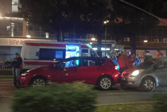 Dvoje povrijeđenih u udesu na Bulevaru Ivana Crnojevića Dvoje povrijeđenih u udesu na Bulevaru Ivana Crnojevića