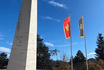 Obnovljena zastava na spomeniku herojima Božićnog ustanka Obnovljena zastava na spomeniku herojima Božićnog ustanka