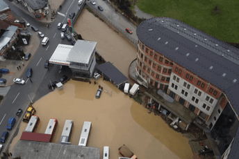 “Čardak ni na zemlji ni na vodi”: Pogledajte gdje su napravili zgradu u Tutinu “Čardak ni na zemlji ni na vodi”: Pogledajte gdje su napravili zgradu u Tutinu