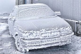 Trik kako ukloniti led sa stakla na vozilu za 10 sekundi Trik kako ukloniti led sa stakla na vozilu za 10 sekundi