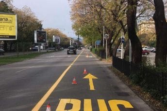 Treća traka na Bulevaru Svetog Petra Cetinjskog biće namijenjena za javni, taksi prevoz i vozila sa pravom prvenstva prolaza Treća traka na Bulevaru Svetog Petra Cetinjskog biće namijenjena za javni, taksi prevoz i vozila sa pravom prvenstva prolaza