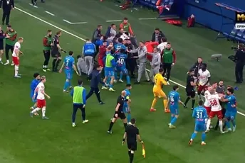 Fudbal pod sankcijama: Pogledajte masovnu tuču igrača u Rusiji (VIDEO) Fudbal pod sankcijama: Pogledajte masovnu tuču igrača u Rusiji (VIDEO)
