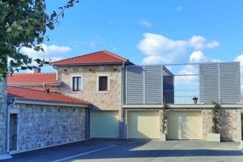 Srušili ogradu, dogradili konak, sazidali garaže i oslikali freske Srušili ogradu, dogradili konak, sazidali garaže i oslikali freske