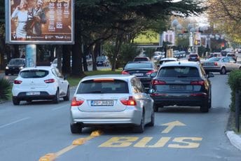 FOTO: Vozači nastavljaju da ignorišu horizontalnu signalizaciju FOTO: Vozači nastavljaju da ignorišu horizontalnu signalizaciju