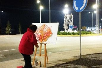 Kreativan bunt: Burić bojom života dočekala demonstrante Kreativan bunt: Burić bojom života dočekala demonstrante