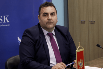 Radulović: Milatoviću uzor Vučić, ne može da se odluči koju funkciju da obnaša Radulović: Milatoviću uzor Vučić, ne može da se odluči koju funkciju da obnaša