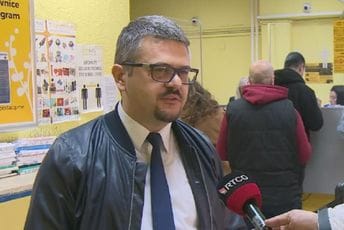 Mešter: Otvaranjem isplatnih šaltera na više lokacija riješiće se problem gužvi za isplatu dječijih dodataka Mešter: Otvaranjem isplatnih šaltera na više lokacija riješiće se problem gužvi za isplatu dječijih dodataka